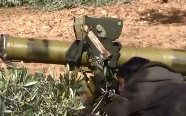 Kούρδισσα μαχήτρια του YPJ ανοίγει πυρ και ‘κάνει σκόνη’ τους τζιχαντιστές (βίντεο)